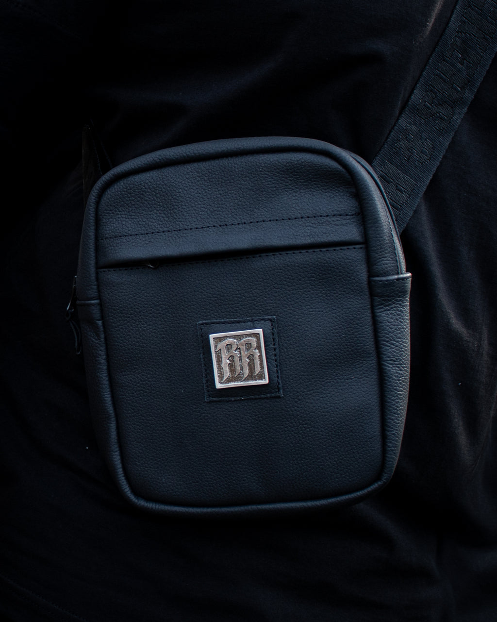 R&R Crossbody Bag mit Metall Logo