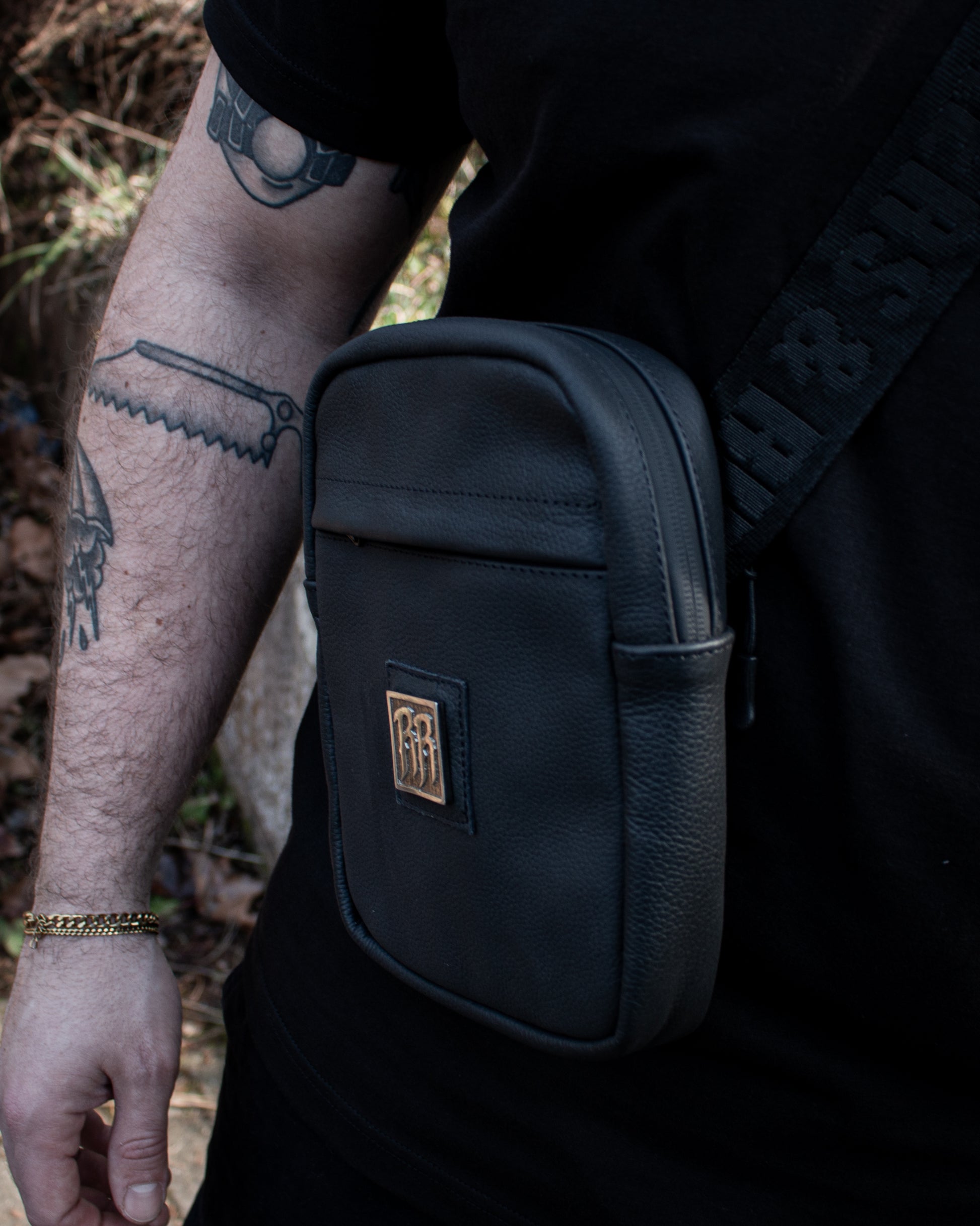 R&R Crossbody Bag mit Metall Logo