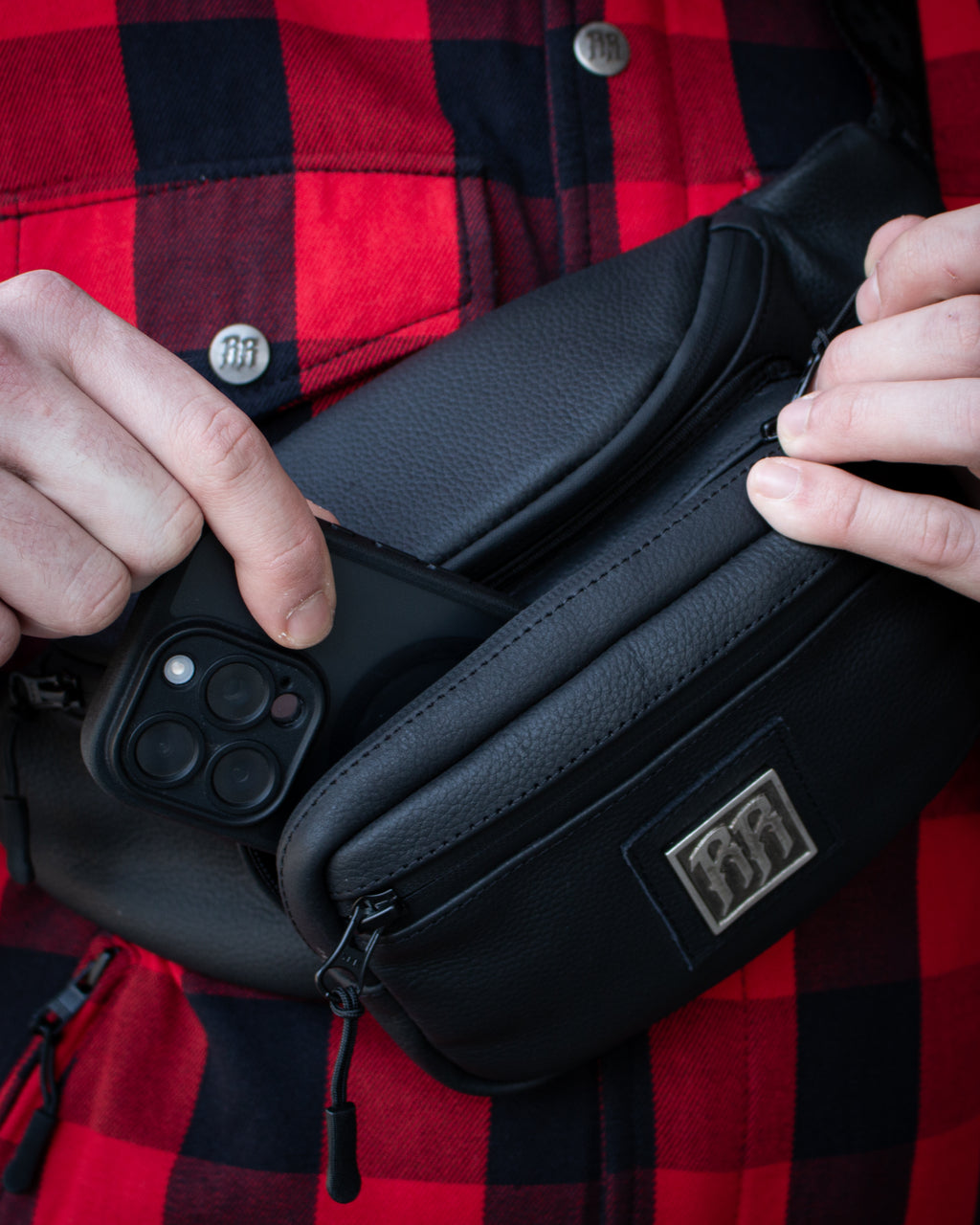 Hip Bag / Crossbody Bag mit RR Metall Logo