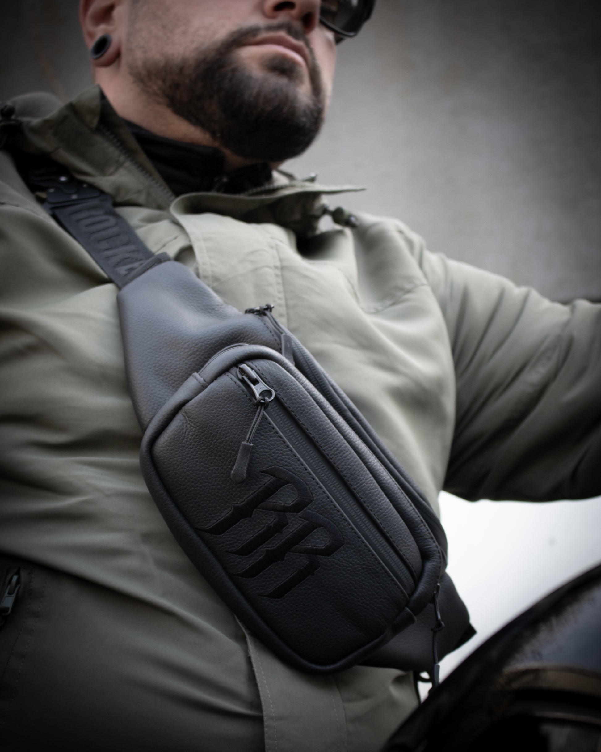R&R Hip Bag / Cross Body Bag mit Stickerei