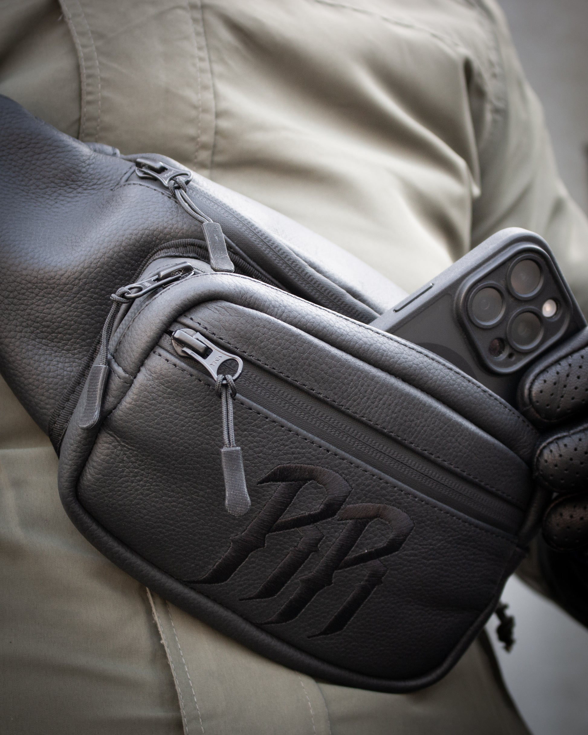 R&R Hip Bag / Cross Body Bag mit Stickerei