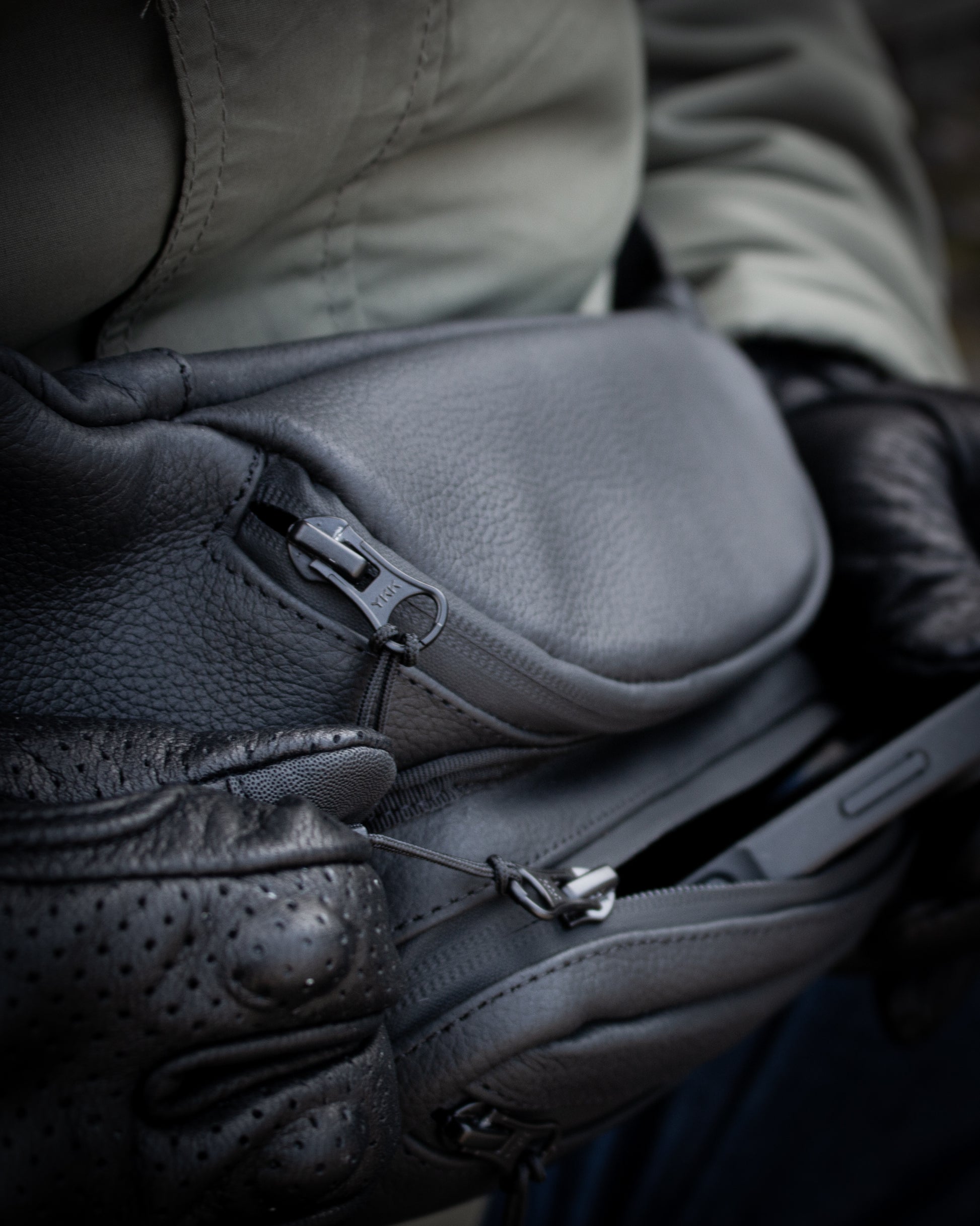 R&R Hip Bag / Cross Body Bag mit Stickerei