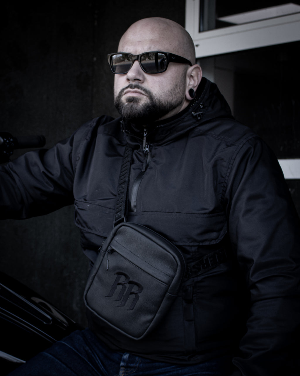 R&R Crossbody Bag mit Stickerei