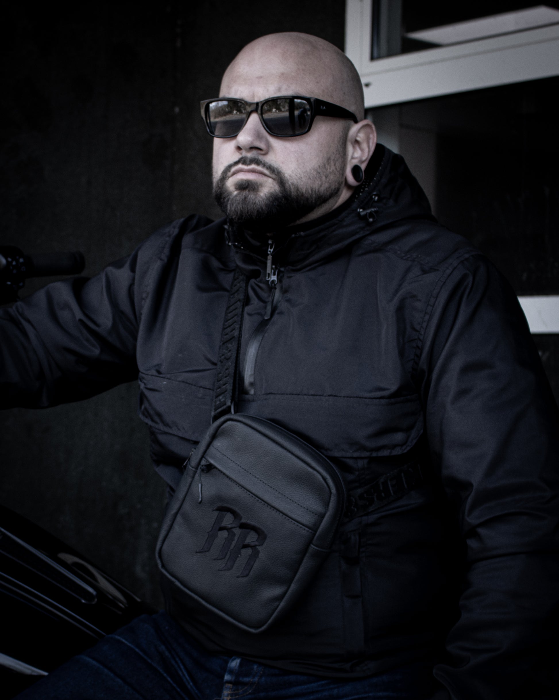 R&R Crossbody Bag mit Stickerei