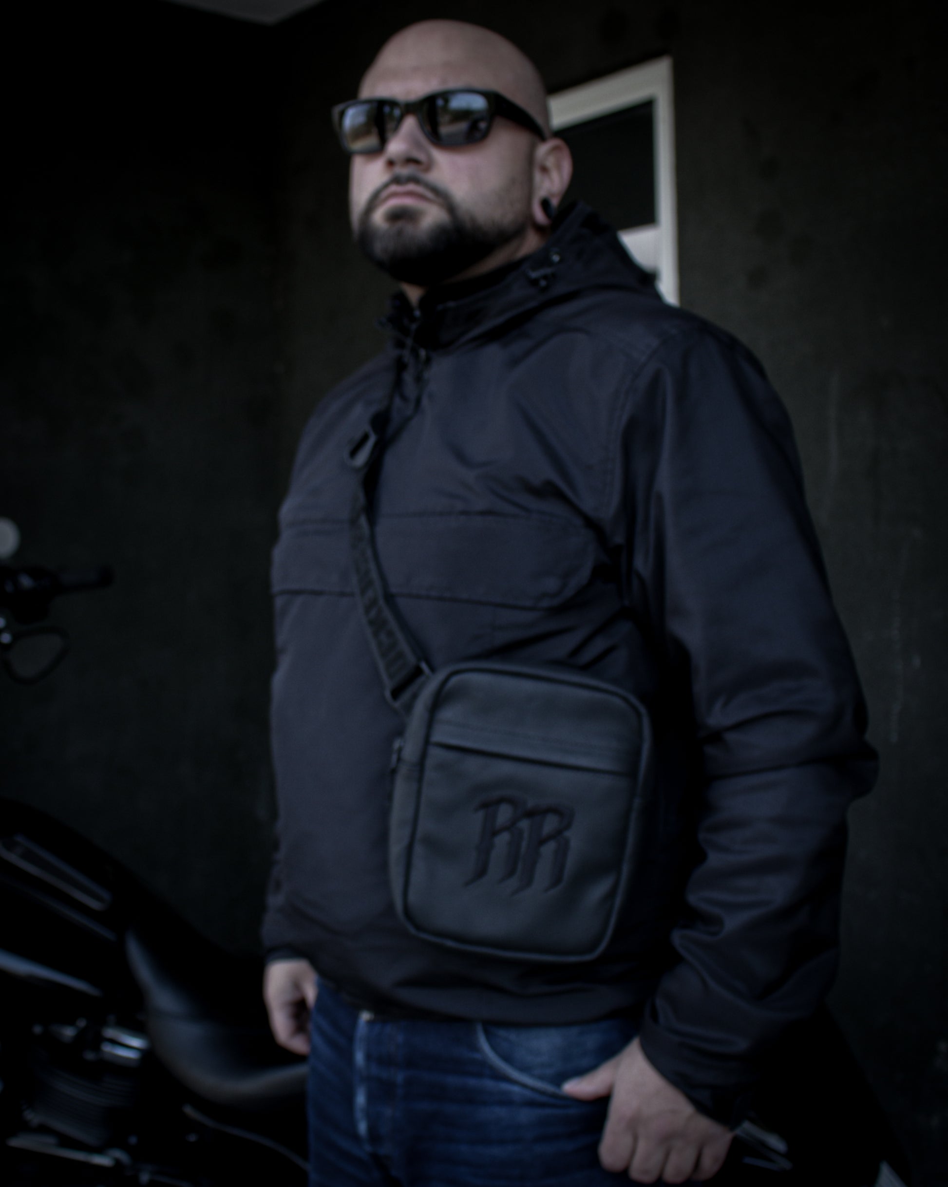 R&R Crossbody Bag mit Stickerei