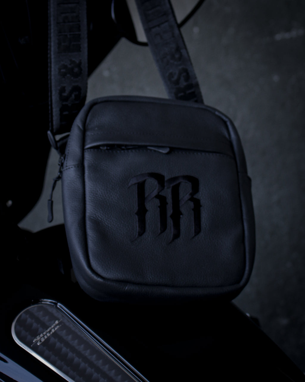 R&R Crossbody Bag mit Stickerei