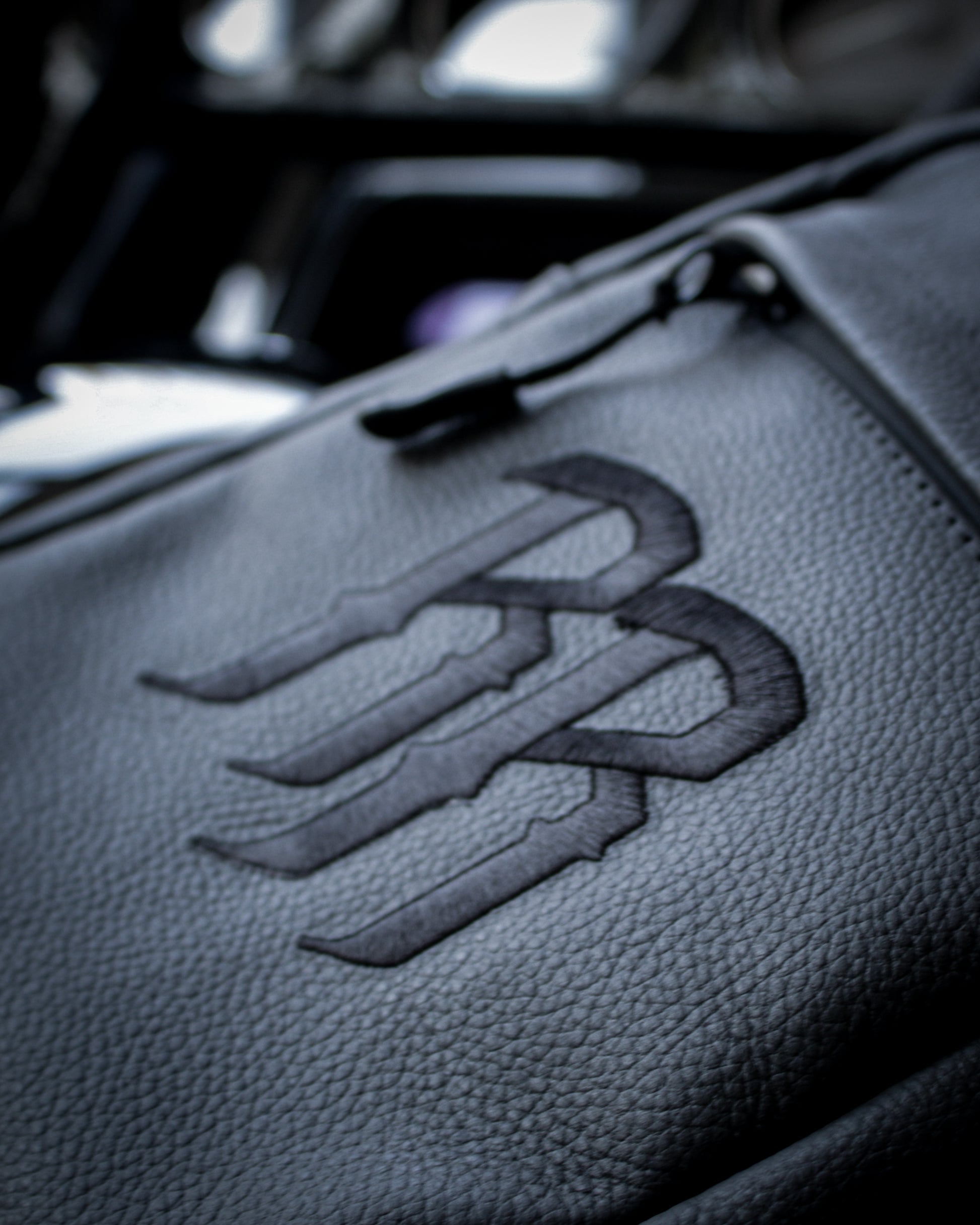 R&R Crossbody Bag mit Stickerei